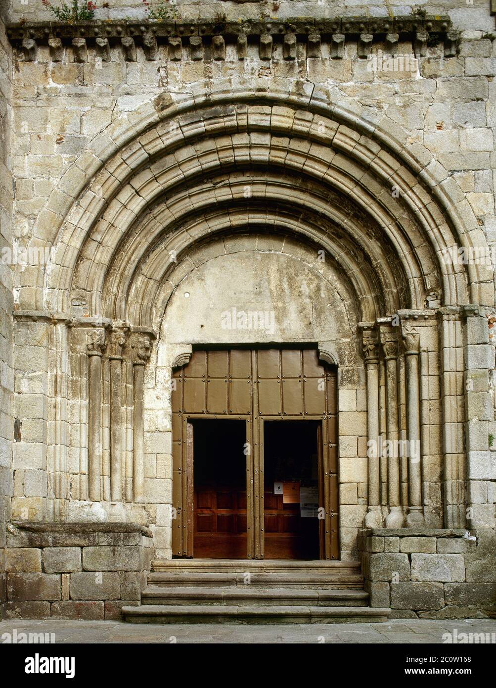 Spanien, Galicien, Provinz Lugo, Viveiro. Kirche Santa Maria del Campo. 12. Jahrhundert. Romanischer Stil. Portikus. Stockfoto