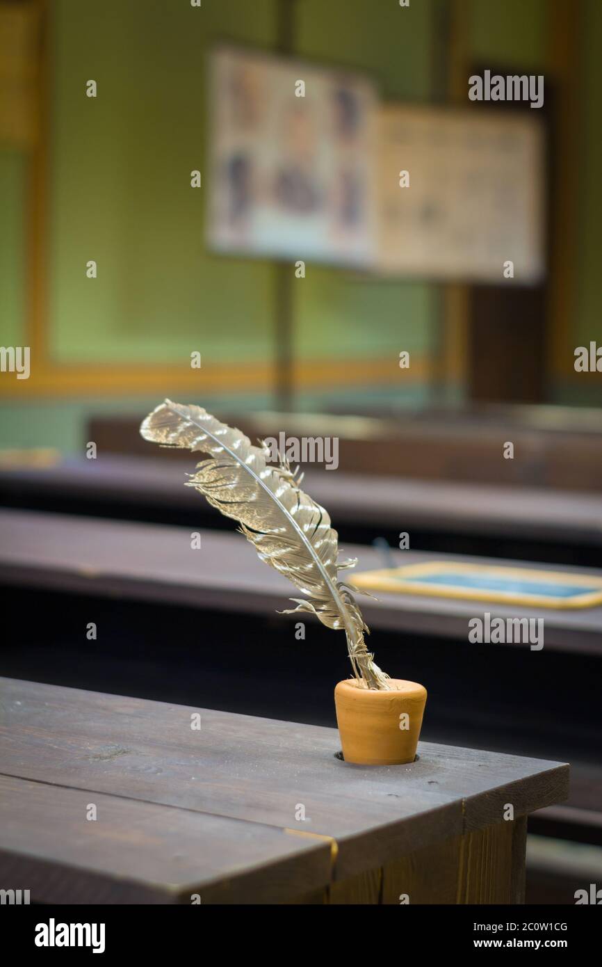 Stadtmuseum, Perustica / Bulgarien - 02/03/2019: Feder und Tinte, altes Schreibgerät im Vintage-Klassenzimmer Stockfoto