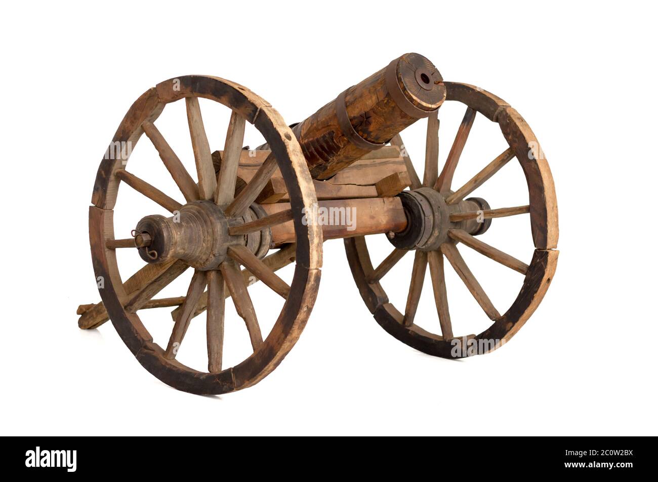 Alte handgemachte hölzerne Artillerie Kanone Kanone aus Bulgarisch-türkischen Krieg, isoliert auf weißem Hintergrund Stockfoto