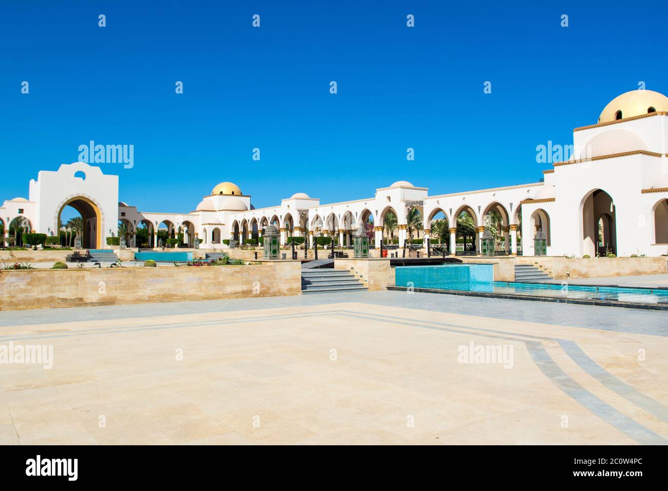 Sahl Hasheesh, Ägypten - 1. November 2017: Belvedere in der Altstadt von Sahl Hasheesh mit Brunnen - die berühmte schöne Gasse, umgeben von Gebäuden o Stockfoto