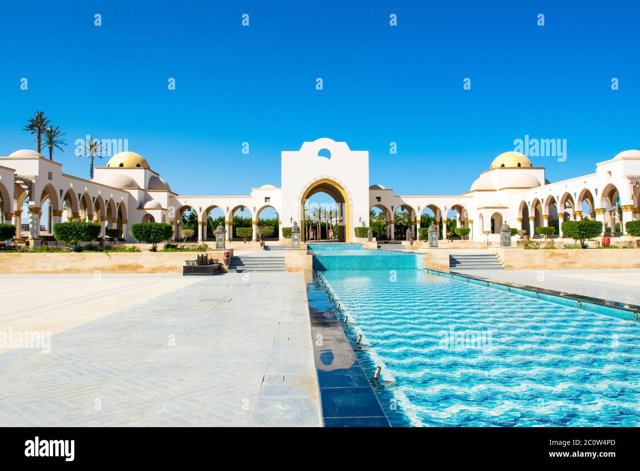 Sahl Hasheesh, Ägypten - 1. November 2017: Belvedere in der Altstadt von Sahl Hasheesh mit Brunnen - die berühmte schöne Gasse, umgeben von Gebäuden o Stockfoto