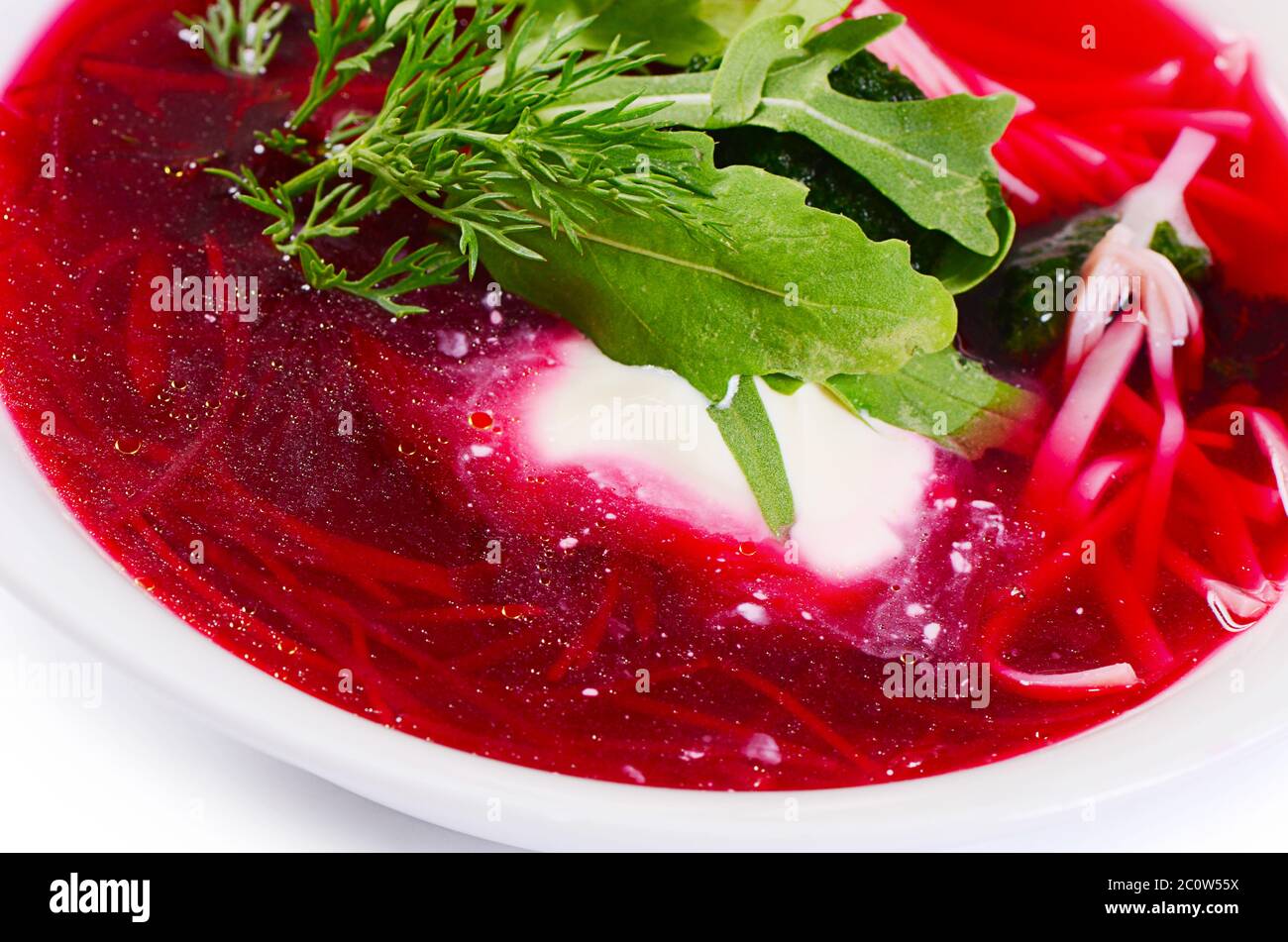 Rüben Sommer kalte Suppe mit Nudeln Stockfoto