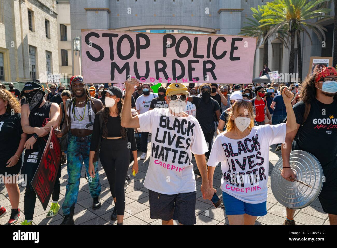 Miami Downtown, FL, USA - 31. MAI 2020: Weißes Paar aus Protest. Poster Stoppt den Polizeimord. Code Pink, Frauen für den Frieden Stockfoto