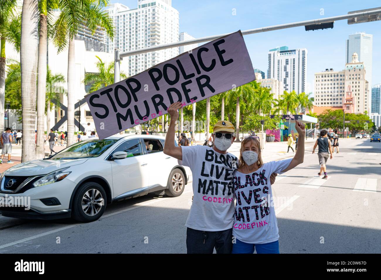 Miami Downtown, FL, USA - 31. MAI 2020: Stop Police Murder. Code Pink, Frauen für Friedensaktivistinnen. Ein paar weiße ältere Menschen protestieren gegen Racis Stockfoto