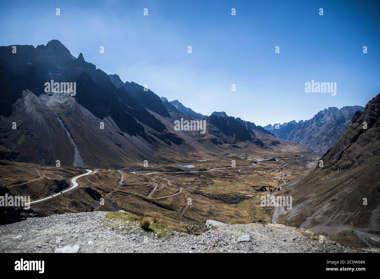 Schöne Landschaft auf Bolivien mit Straße durch die Berge Stockfoto