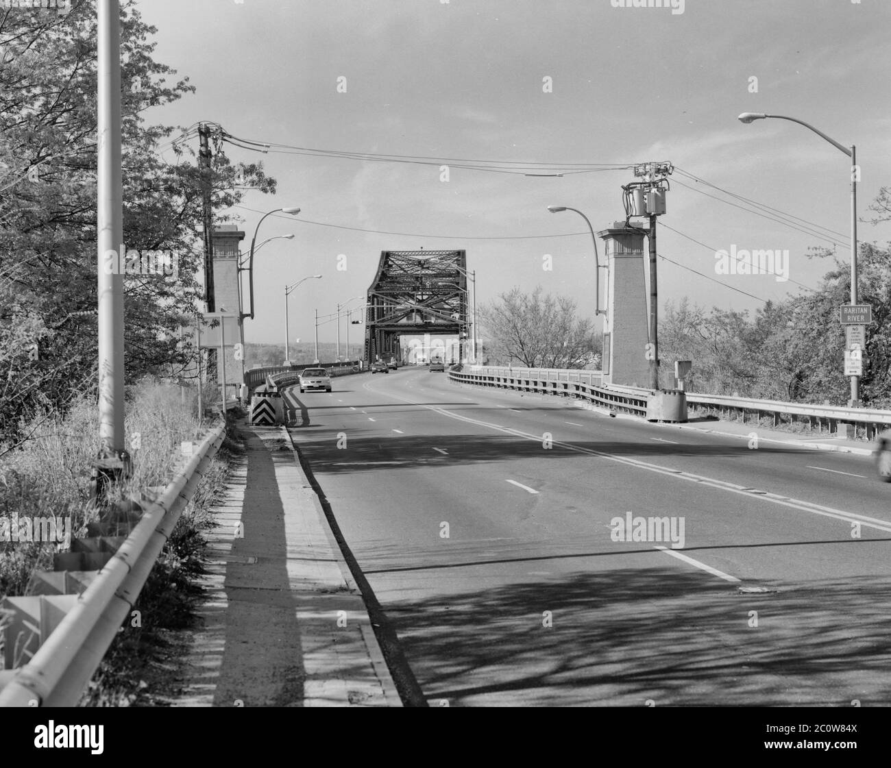 Victory Bridge, die den Raritan River an der New Jersey Route 35, Perth Amboy, Middlesex County, NJ, um 1975 überspannt Stockfoto