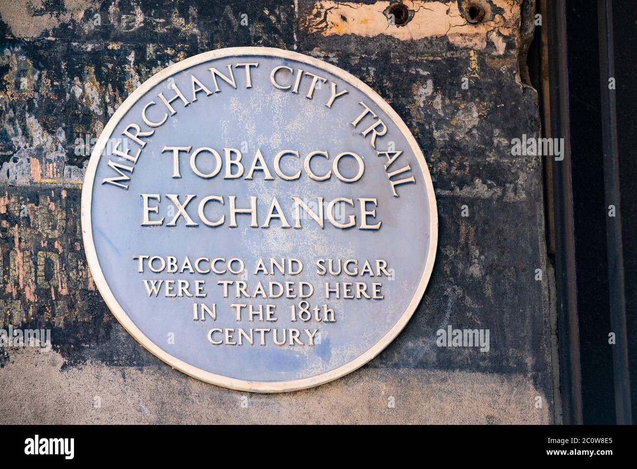 Glasgow, Schottland, Großbritannien. 12. Juni 2020. Plakette in Merchant City in Glasgow, die den Ort des Tabakaustauschs erinnert. Iain Masterton/Alamy Live News Stockfoto