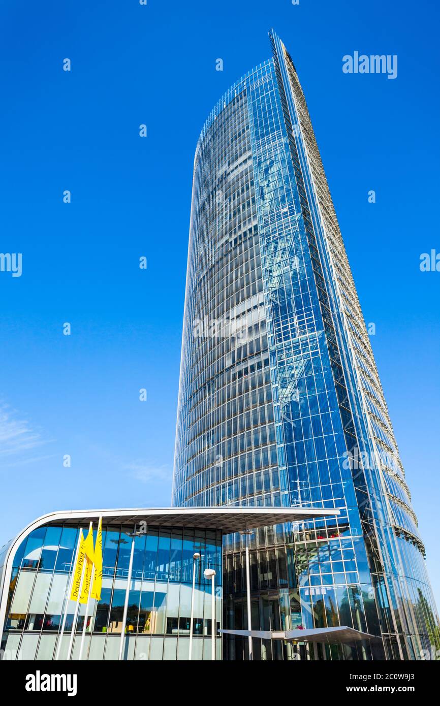 BONN, Deutschland - 29. JUNI 2018: Post Tower ist der Sitz der Logistikunternehmen Deutsche Post DHL in Bonn Stadt in Deutschland Stockfoto
