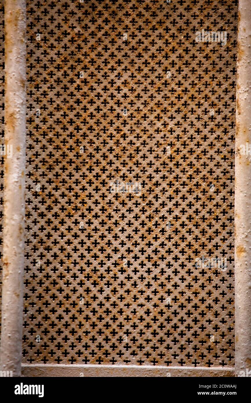 Rostige Metallgitter oder Gitter auf Fenster des alten Gebäudes. Textur oder abstrakter Hintergrund Stockfoto