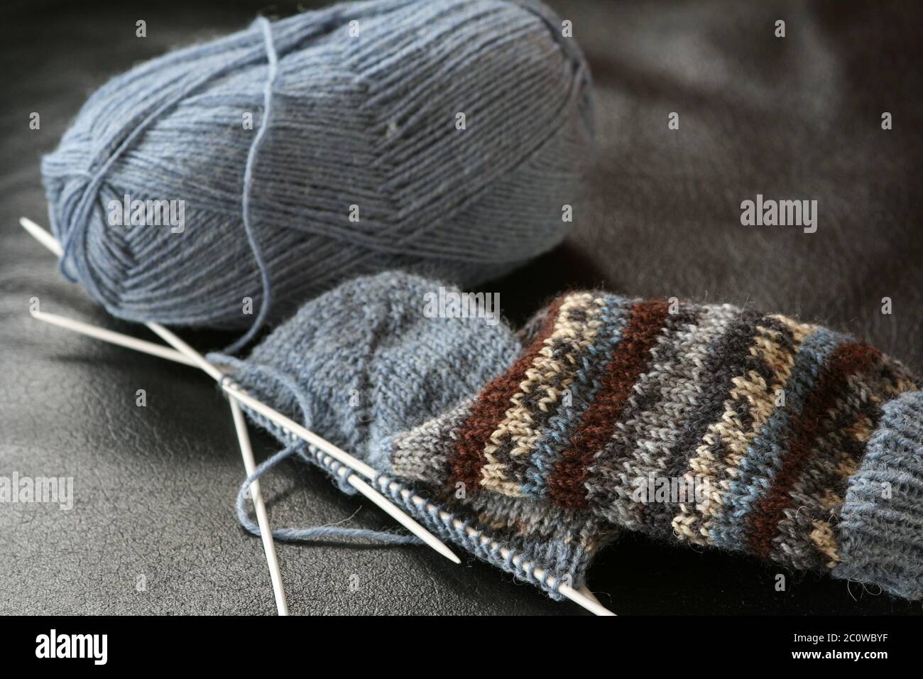 Stricken Sie Socken stricken blau gemusterte Socken Handarbeit Maschen Ferse stricken Wolle Stockfoto