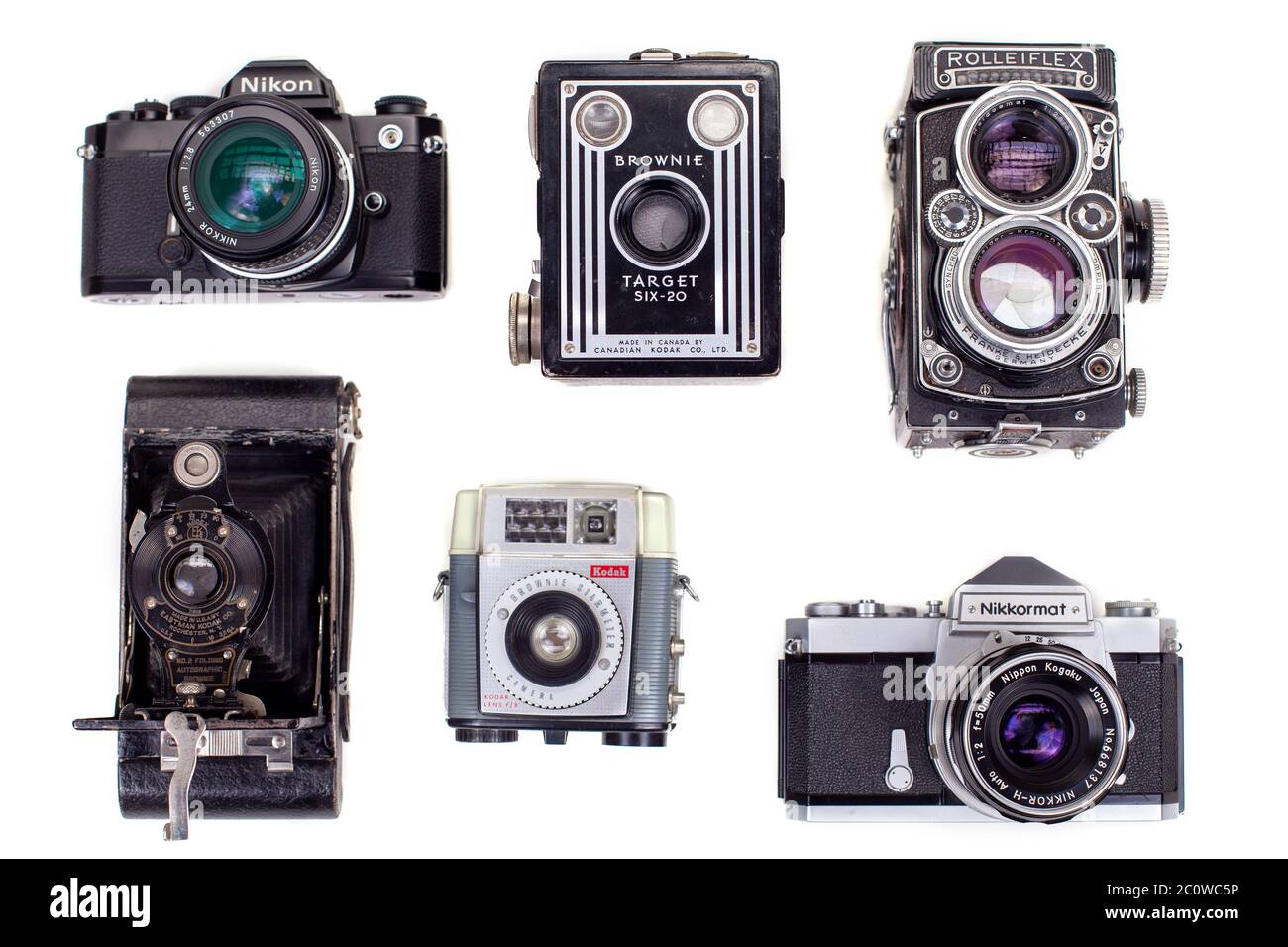 Die Sammlung alter Retro Vintage Kameras von umfasst Spiegelreflexkameras und Spiegelreflexkameras mit zwei Objektiven sowie einige Kodak Point- und Shoot-Kameras Stockfoto
