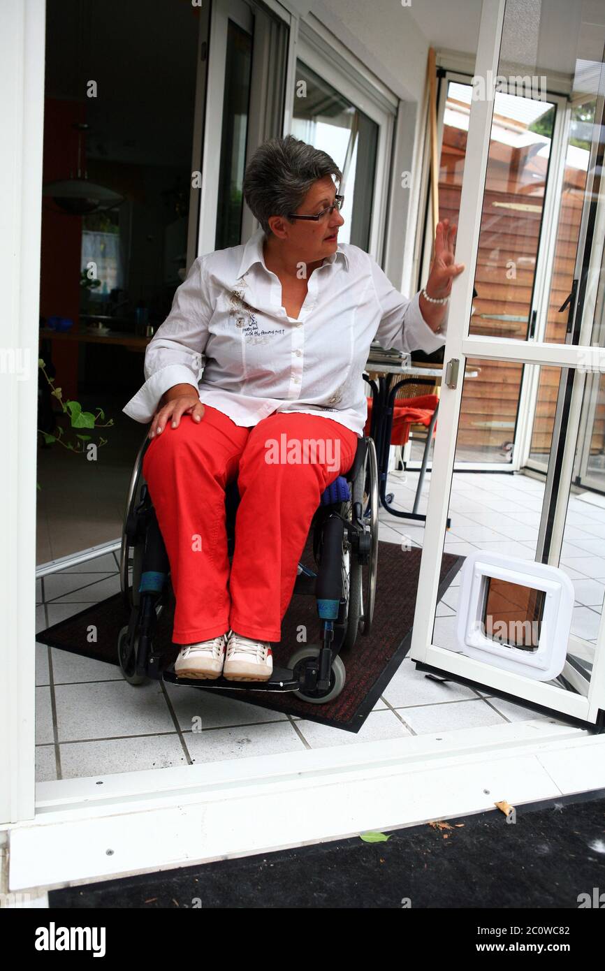 Frau Rollstuhl Alltag Hilfe Rollstuhl Benutzer Probleme nach Hause Wohnung  Stockfotografie - Alamy