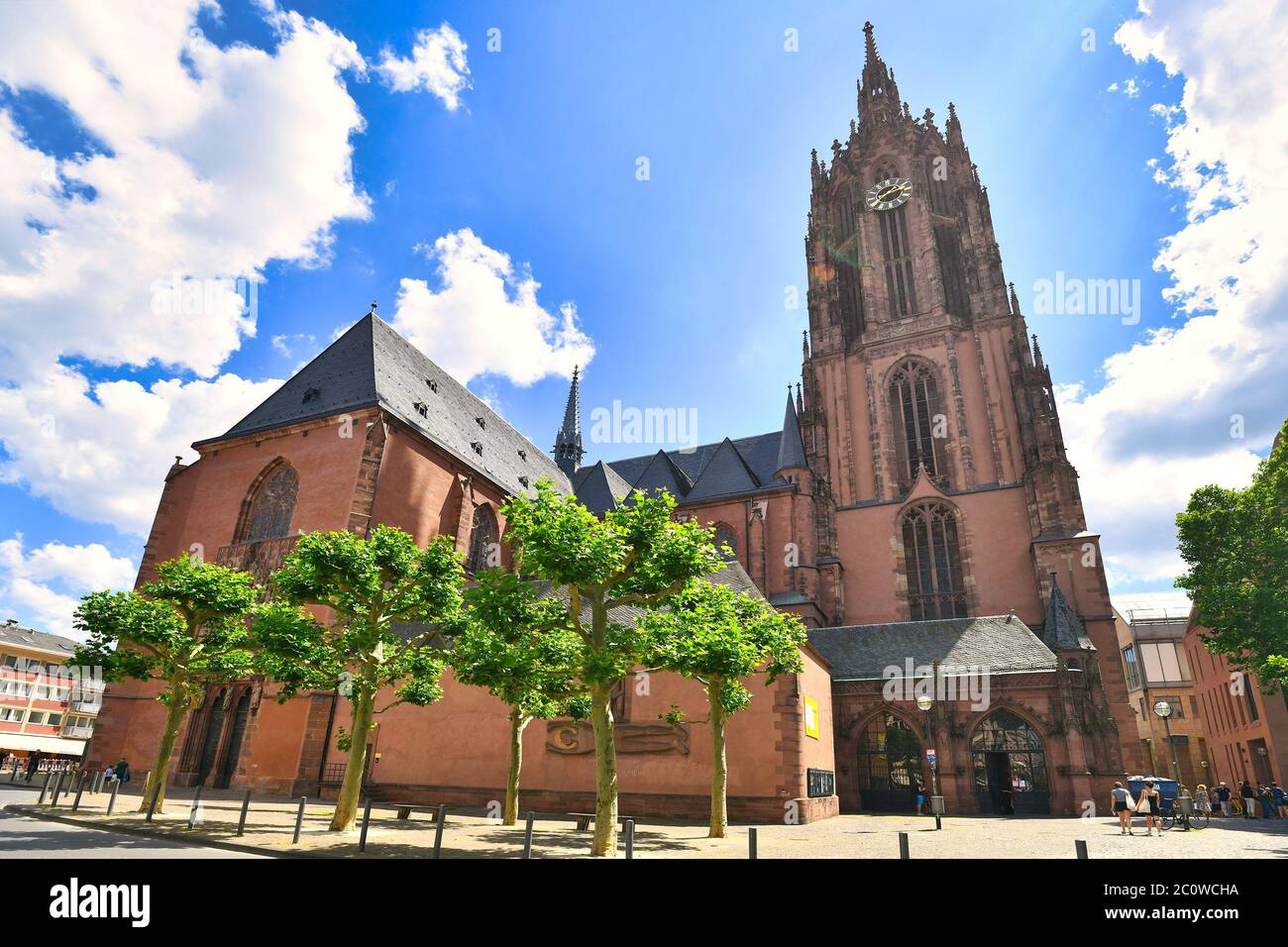Der Frankfurter Dom, offiziell Kaiserdom des Hl. Bartholomäus genannt, eine römisch-katholische gotische Kirche im Zentrum Deutschlands Stockfoto