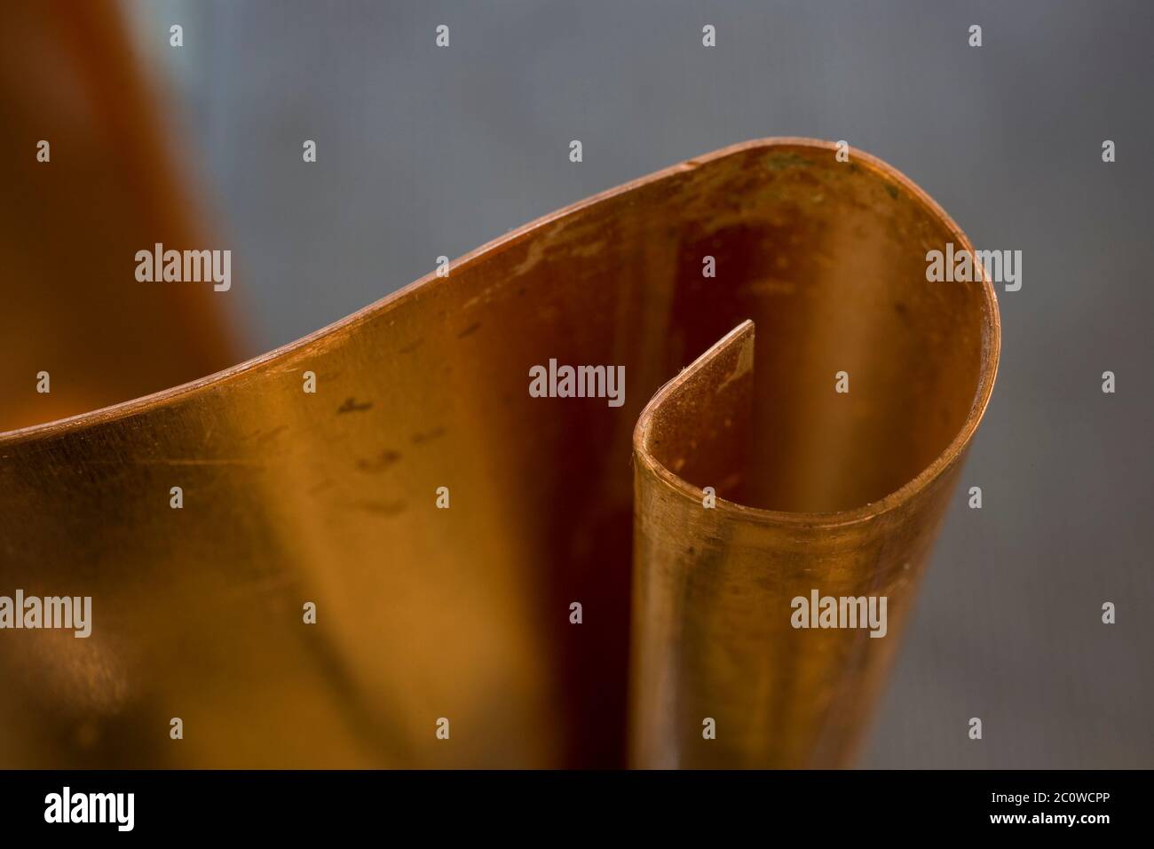 Kupfer Metallkante Torus Dachrinne Kupfer Metall Blech Kupferblech roh Stockfoto