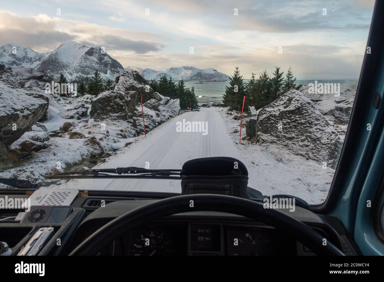 Erkunden Sie verschneite Straßen in einem alten Wohnmobil. Stockfoto