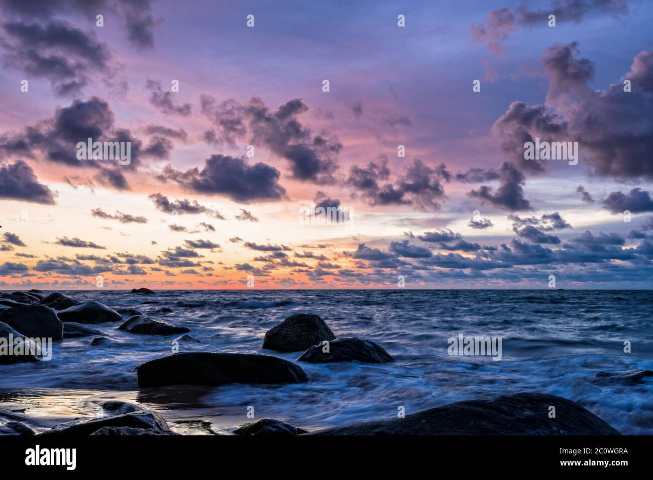 Sonnenuntergang am Strand in Thailand. Stockfoto