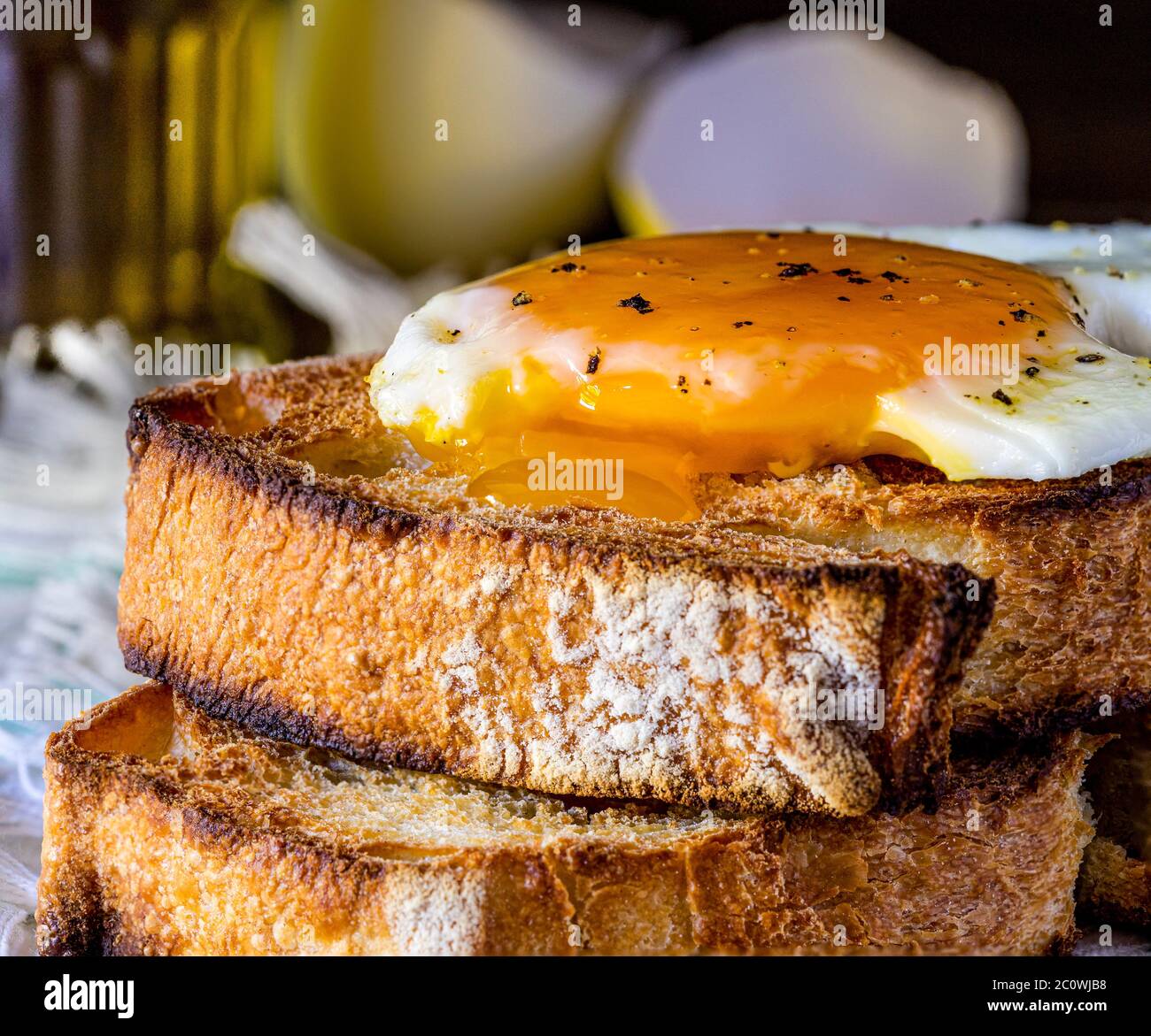 Laufiges Ei auf gegrilltem Toast. Stockfoto