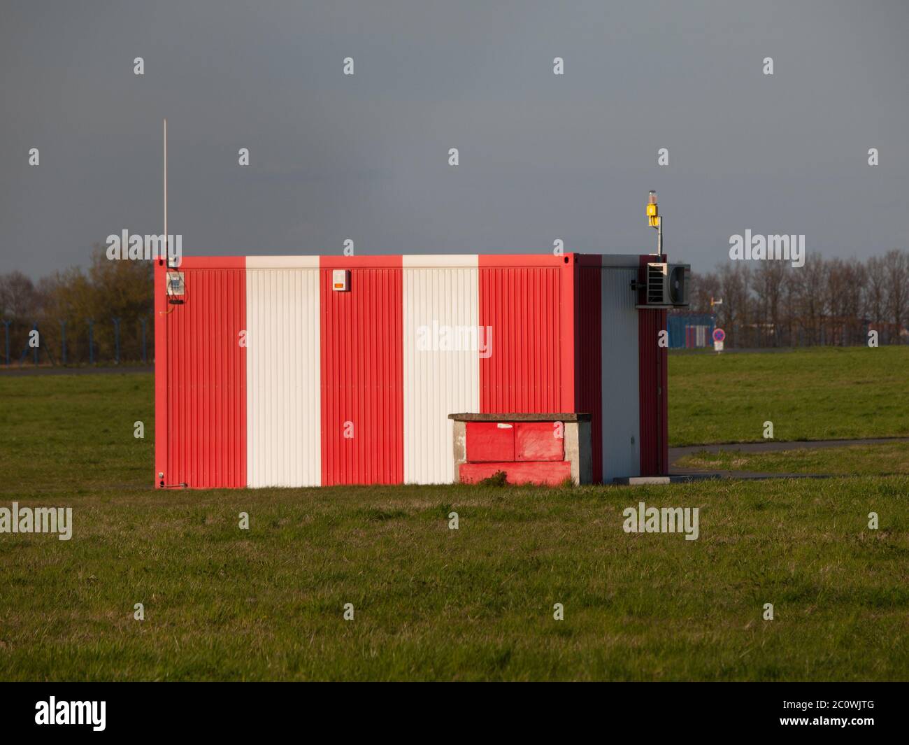 Kleine rot-weiße Kabine auf dem Flughafen in der Nähe der Start- und Landebahn Stockfoto