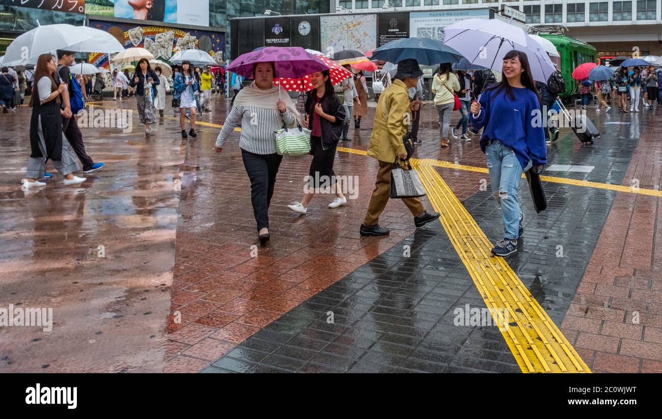 Fußgängermassen am berühmten Hachiko-Platz in Shibuya, Tokio, Japan. Stockfoto