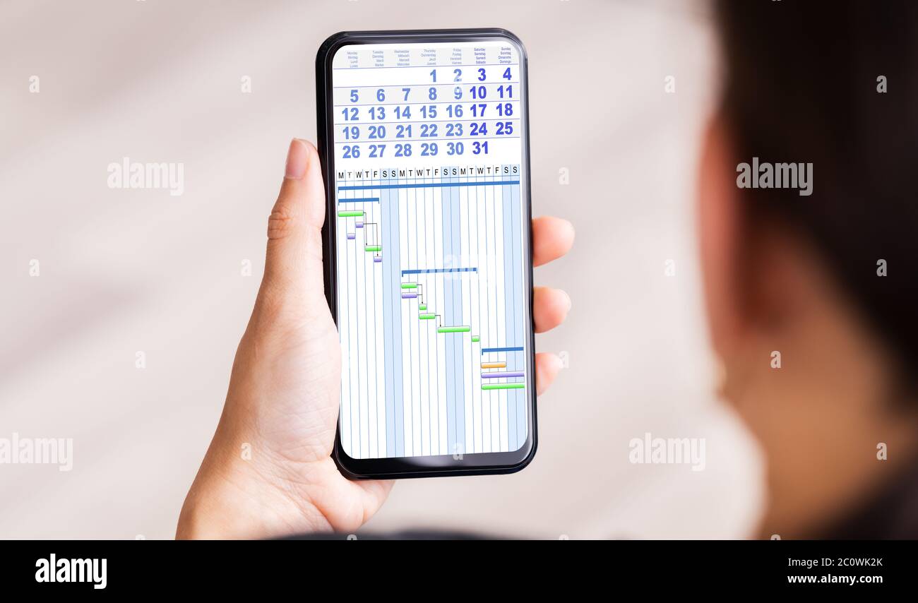 Mitarbeiterkalender Und Elektronischer Kalender Auf Dem Mobiltelefon Stockfoto