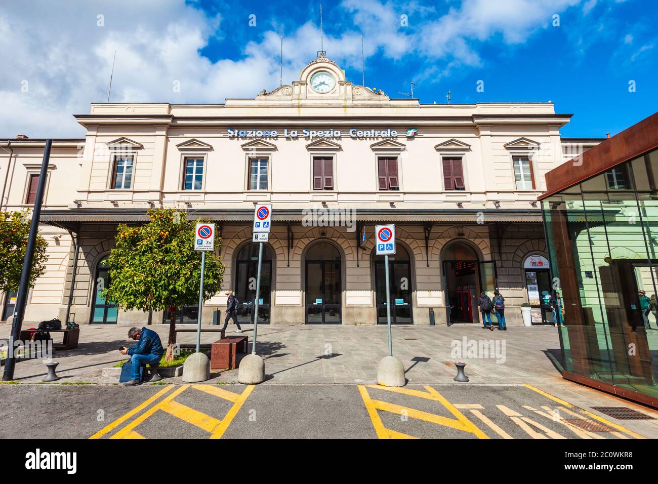 LA SPEZIA, ITALIEN - 07. APRIL 2019: Der Hauptbahnhof von La Spezia, Ligurien, Italien Stockfoto