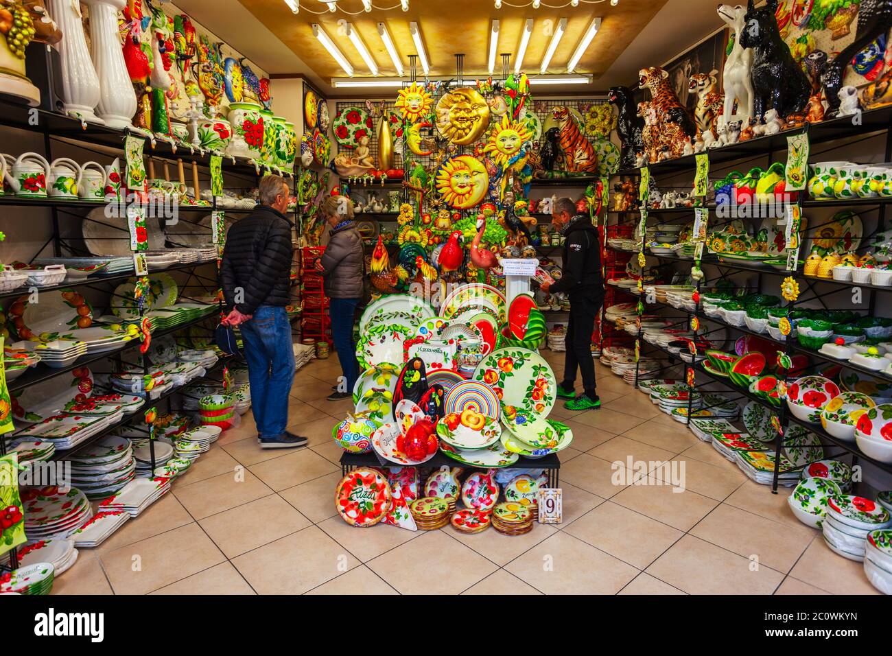 MALCESINE, ITALIEN - 13. APRIL 2019: Souvenirladen in der Stadt Malcesine, die am Gardasee in Italien liegt Stockfoto