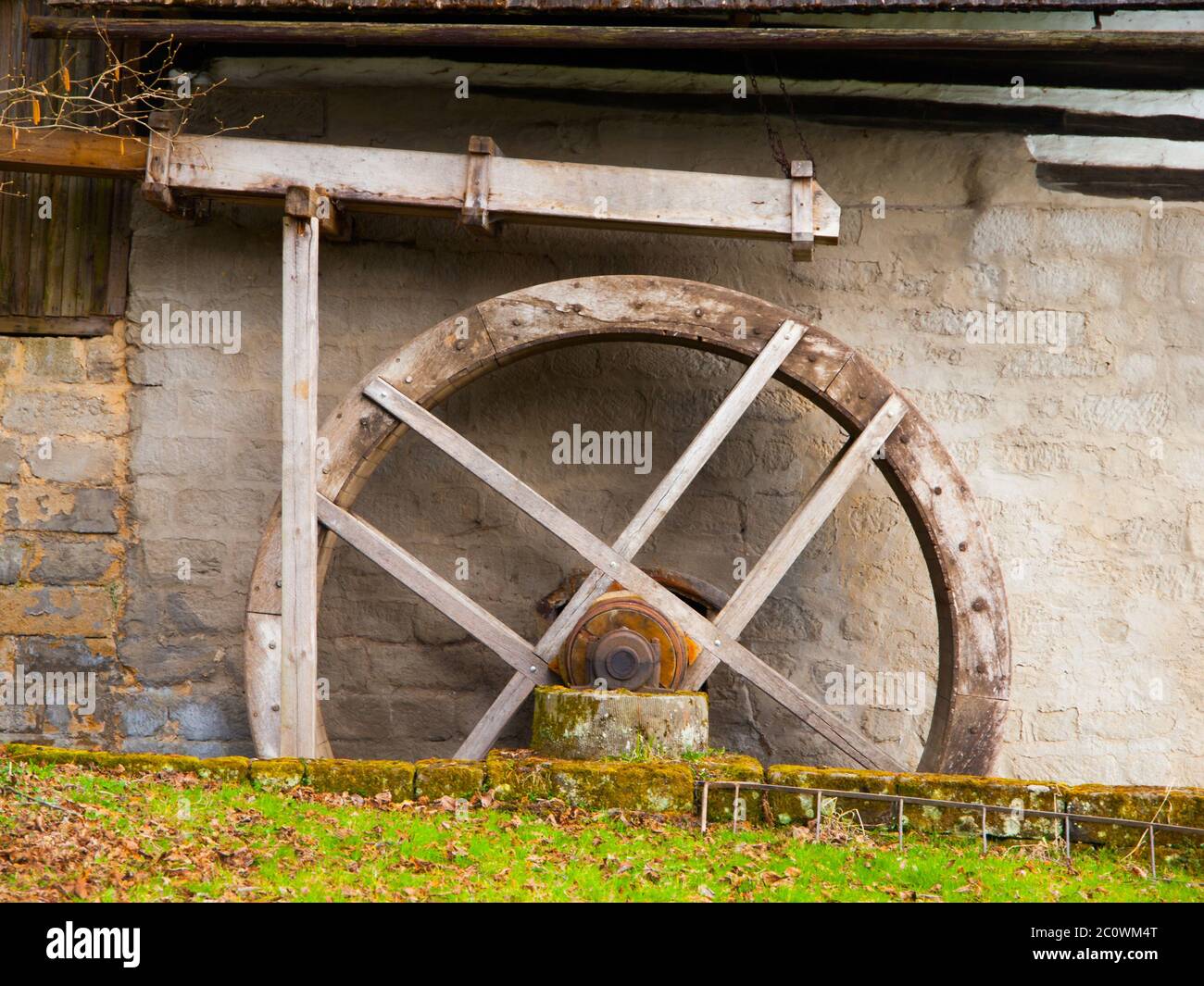 Alte Mühle Wasserrad ohne Wasser, keine Bewegung Stockfoto