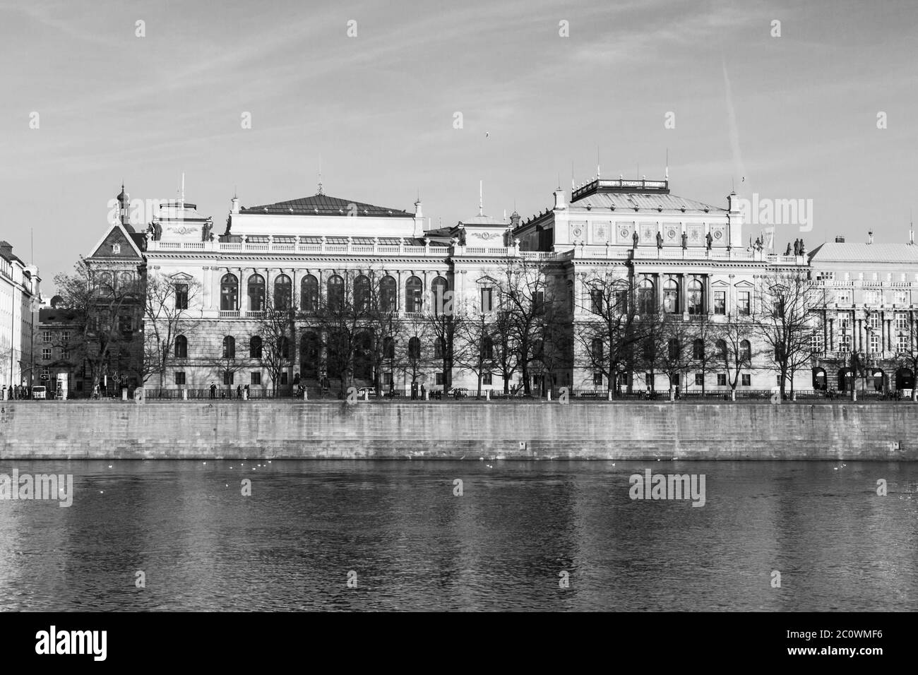 Das Rudolfinum - Neorenaissance-Gebäude an der Moldau ist Sitz der Tschechischen Philharmonie, Prag, Tschechische Republik. Schwarzweiß-Bild. Stockfoto