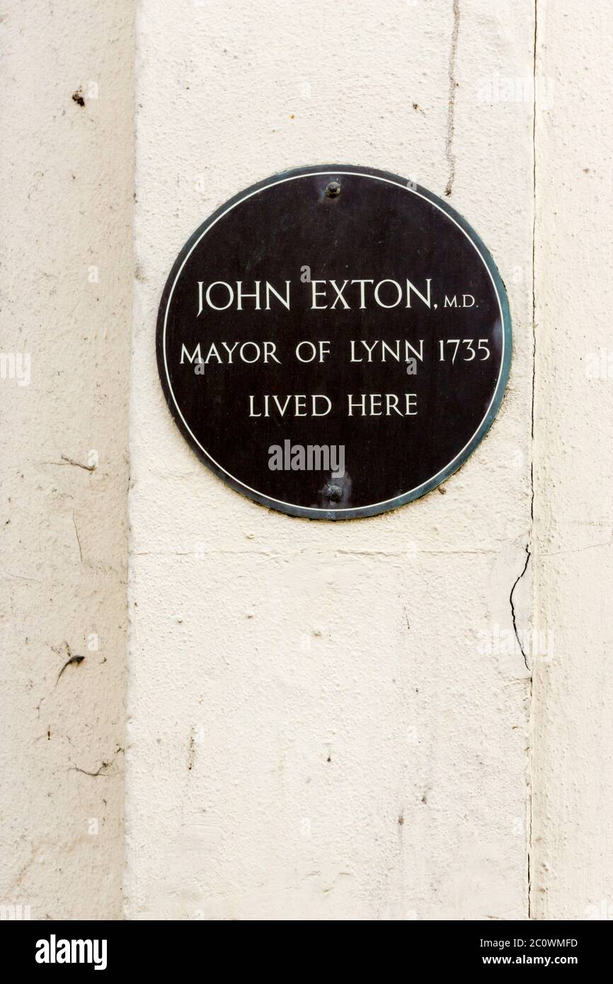 Eine Plakette auf dem Gebäude, das von John Exton, einem Bürgermeister von King's Lynn aus dem 18. Jahrhundert, bewohnt wurde. Stockfoto