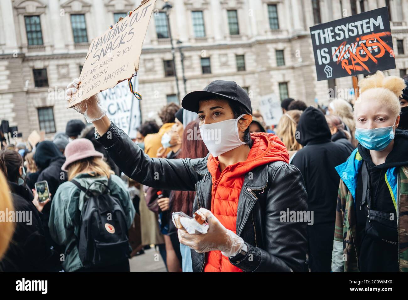 London / UK - 06/06/2020: Black Lives Matter Protest während der Aussperrung Coronavirus Pandemie. Weiße weibliche Protesterin mit Banner Stockfoto