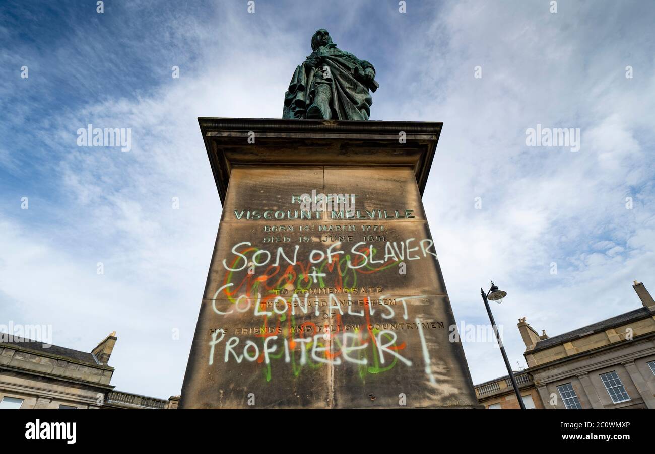 Edinburgh, Schottland, Großbritannien. 12. Juni 2020. Schwarze Leben Materie Demonstranten haben Graffiti auf die Statue von Robert Viscount Melville, Sohn des Sklavenbesitzers Henry Dundas, in Edinburgh gesprüht. Dies ist eine von vielen Statuen aus der Kolonialzeit ehemaliger Sklavenhändler, die von Protestierenden bedroht sind, die sie absetzen wollen. Iain Masterton/Alamy Live News Stockfoto