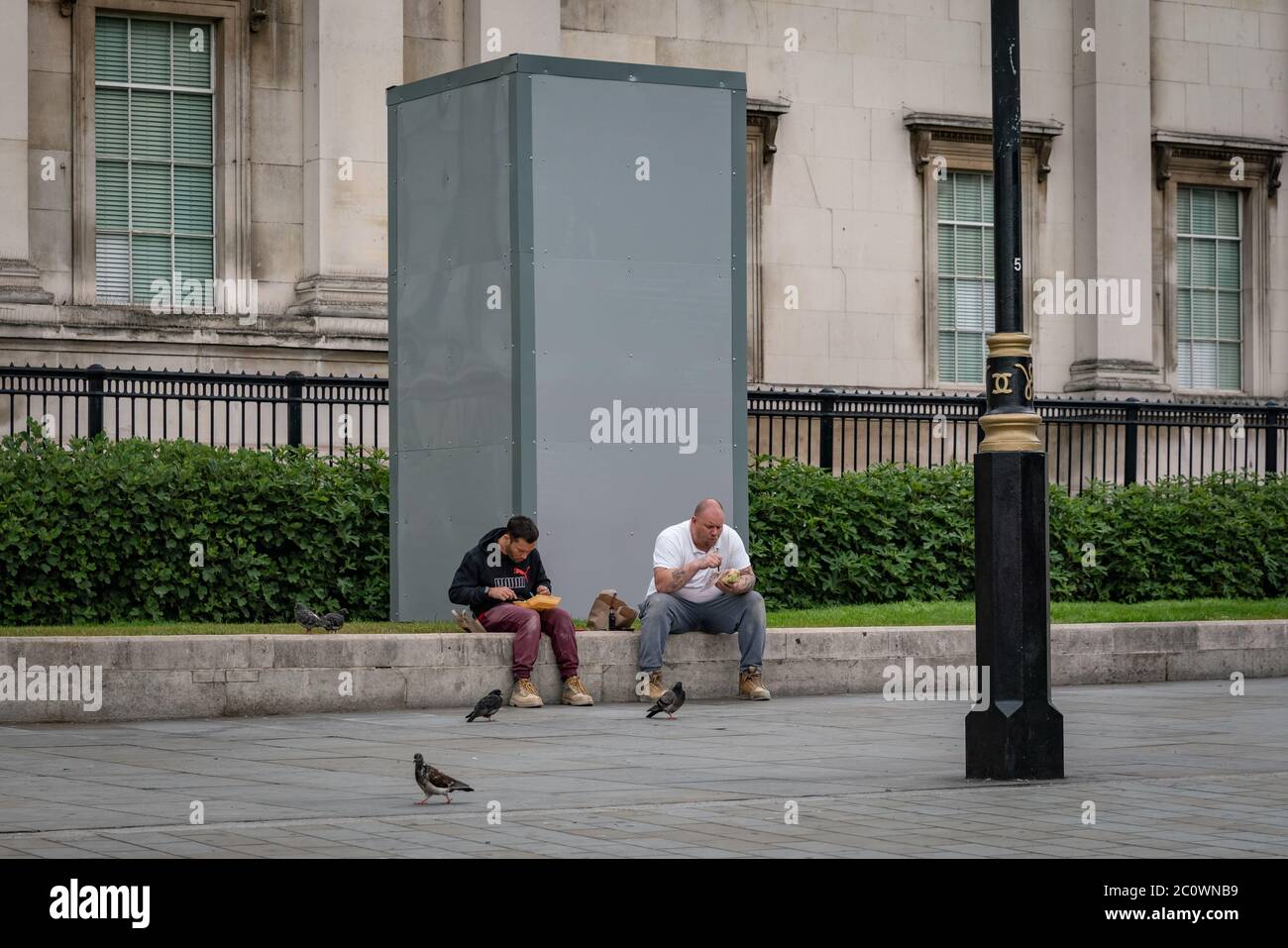 George Washington Gedenkstatue steht in schützende Verkleidung in Trafalgar Square, London, Großbritannien. Stockfoto