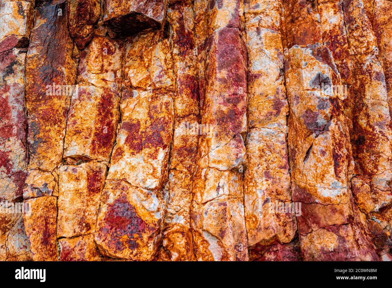 Abstrakter Hintergrund in Rot-Orange. Toned Mountains Textur. Üppige Lava Farbtrend 2020. Helle bunte Rock Textur Hintergrund für Ihr Design. Makro. Stockfoto