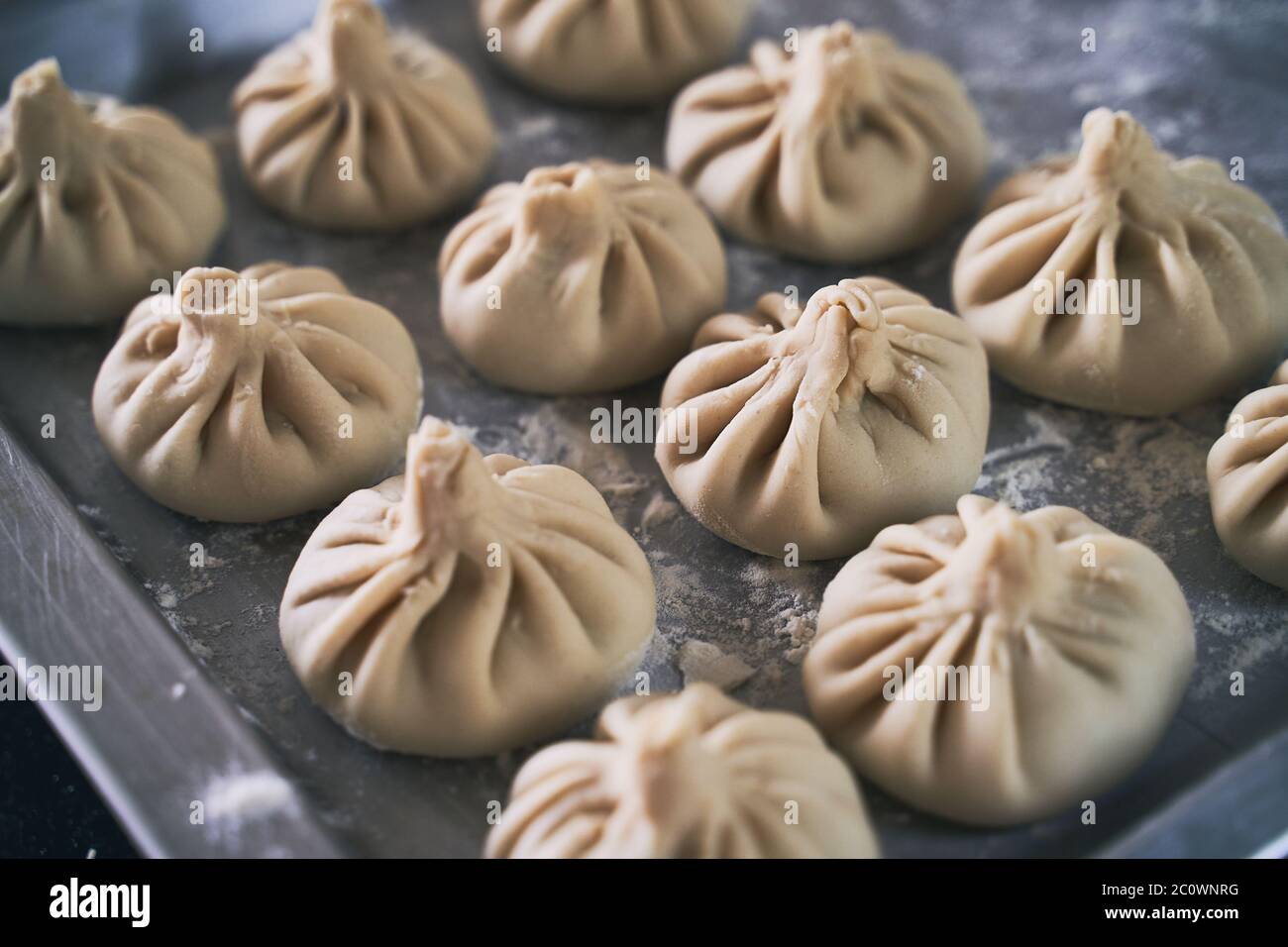 Haufen von hausgemachten rohen khinkali leckere georgische Knödel auf heimischen Küchentisch Stockfoto