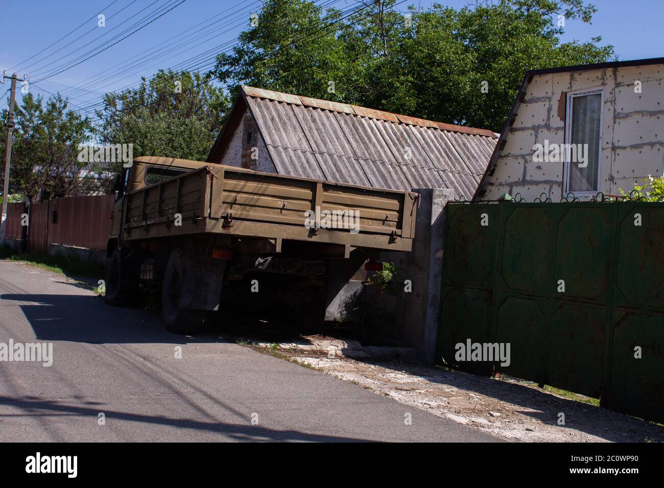 Altes LKW in der Nähe eines alten Hauses im Dorf Stockfoto