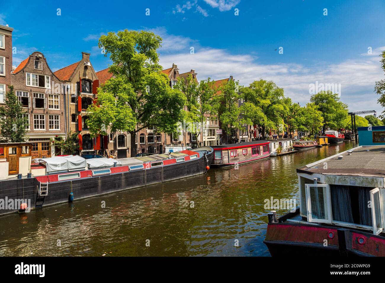 Amsterdam Kanäle und Boote, Holland, Niederlande. Stockfoto