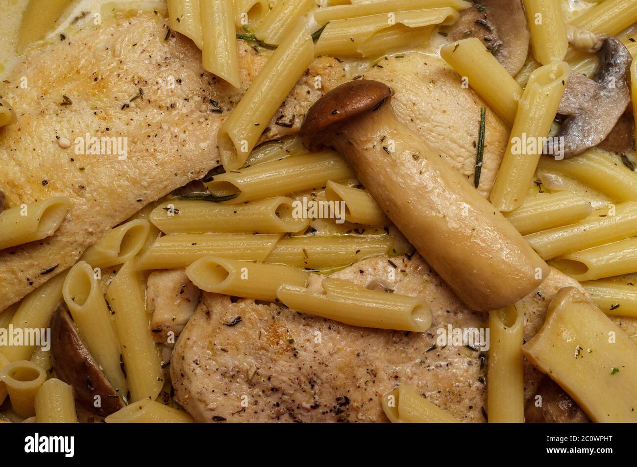 Kochen cremige italienische Huhn marsala mit König Austernpilze und ... Kochen cremige italienische Huhn marsala mit König Austernpilze und ...