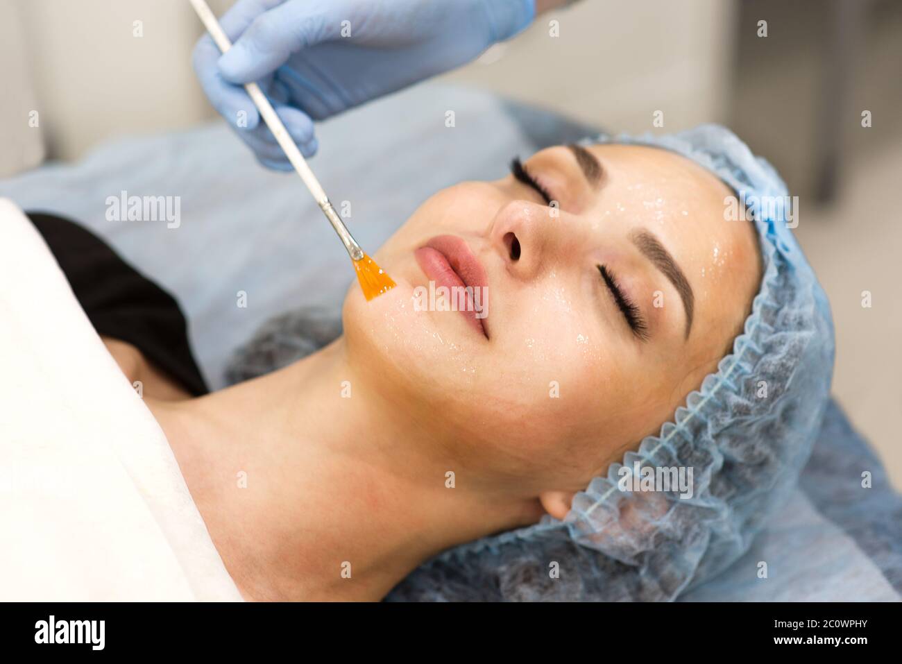 Gesichtsreinigung in einem Schönheitssalon - Nahaufnahme des Gesichts einer Frau Stockfoto