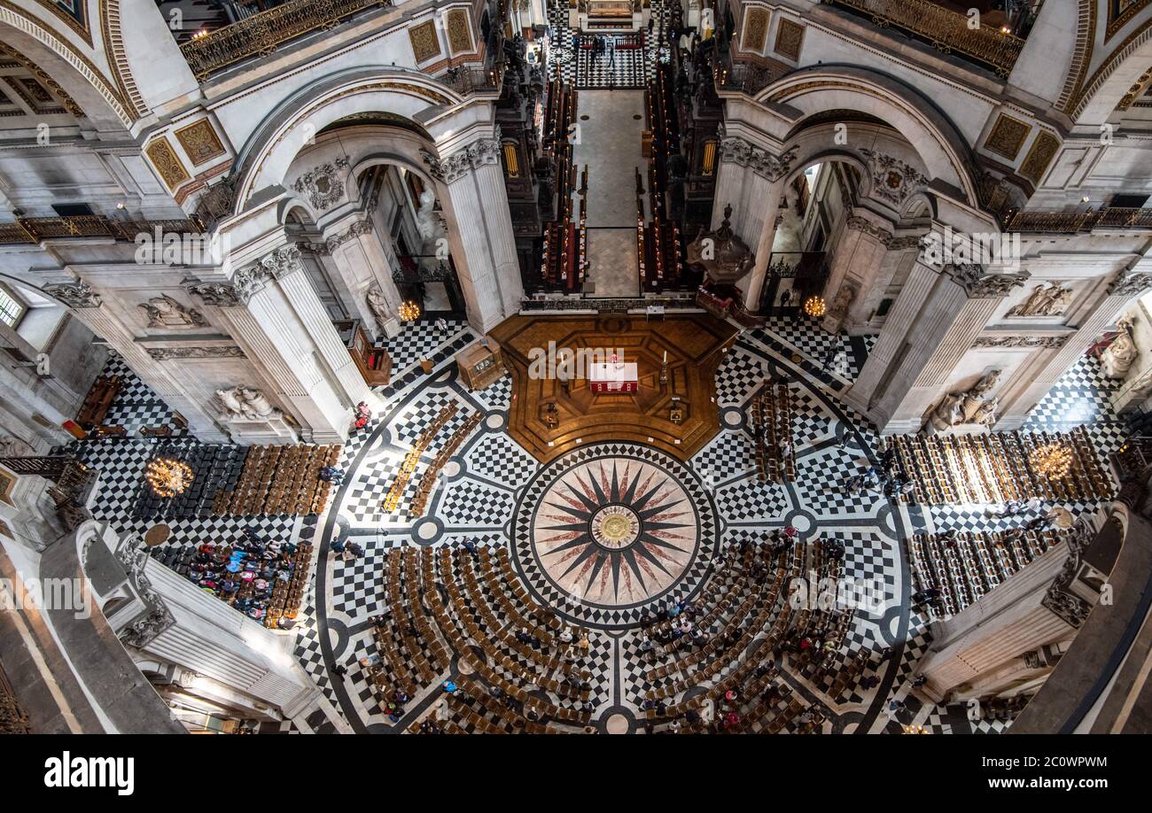 St Paul's Cathedral, London, England. Im Inneren der Kathedrale aus der Whispering Gallery. Stockfoto