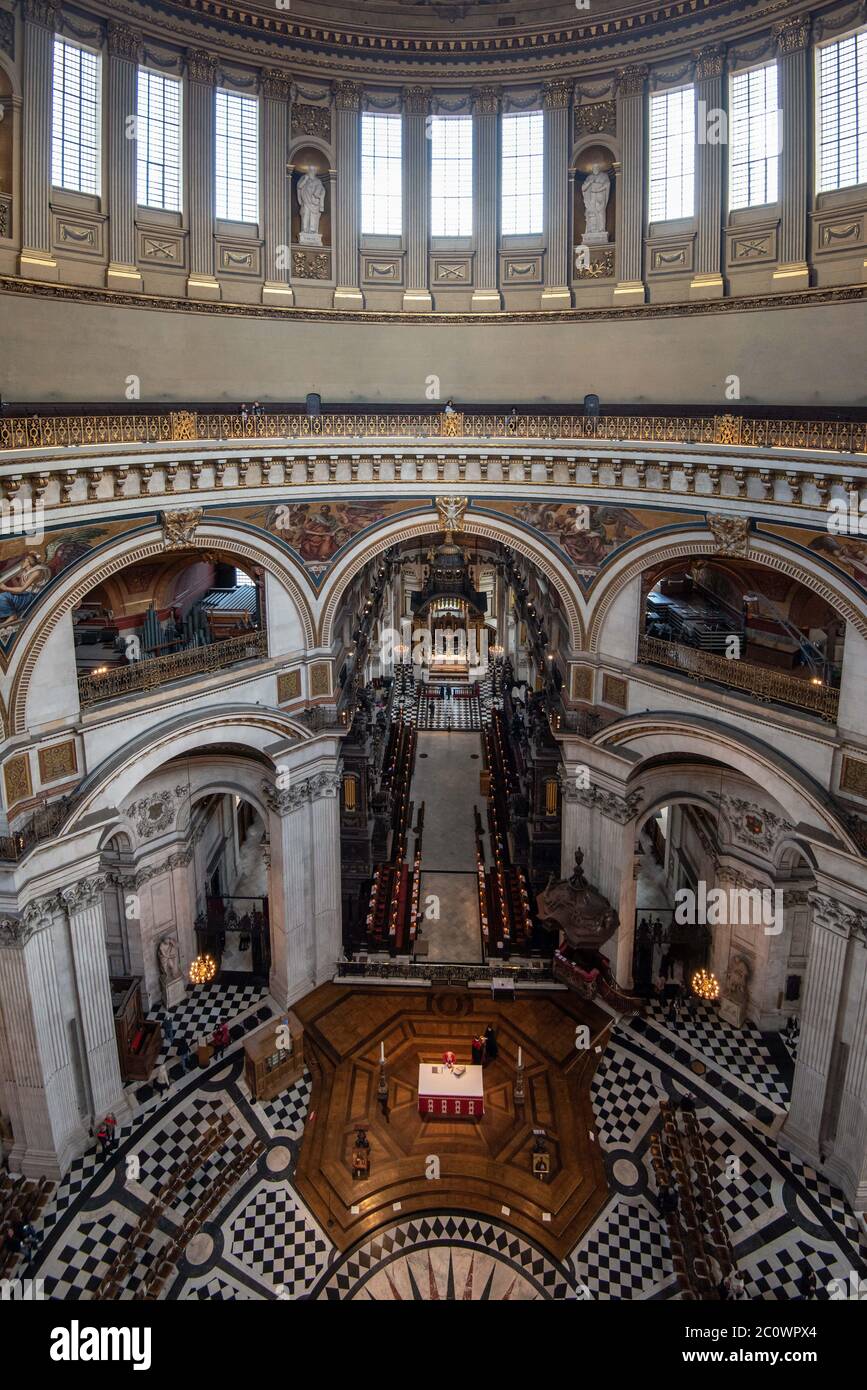 St Paul's Cathedral, London, England. Im Inneren der Kathedrale aus der Whispering Gallery. Stockfoto