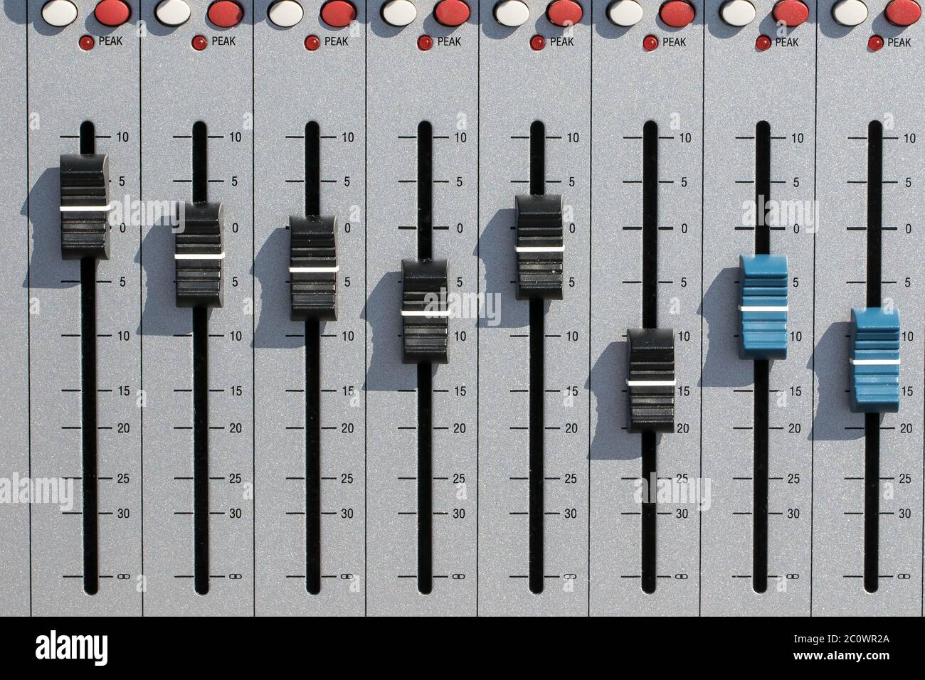 Sound Mixing Tischfader. Musikstudio Aufnahmemonitment Volumen Nahaufnahme Bild mit Peak LED und Stereo Master Schieberegler. Home Recording für Musiker Stockfoto
