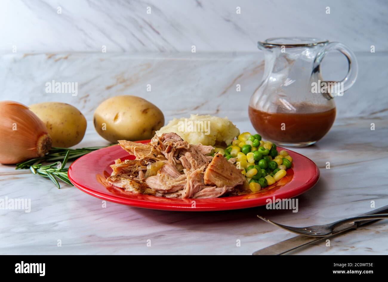 Südamerikanische Küche langsam gekochte Grill zog Schweinefleisch mit cremigen Kartoffelpüree und Gemüse Stockfoto