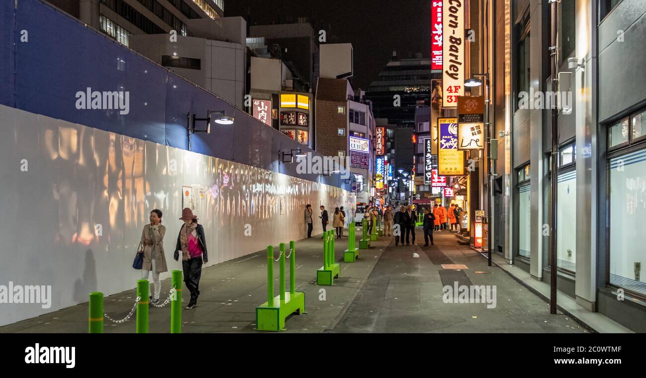 Shibuya Hintergasse bei Nacht mit, Tokio, Japan. Stockfoto