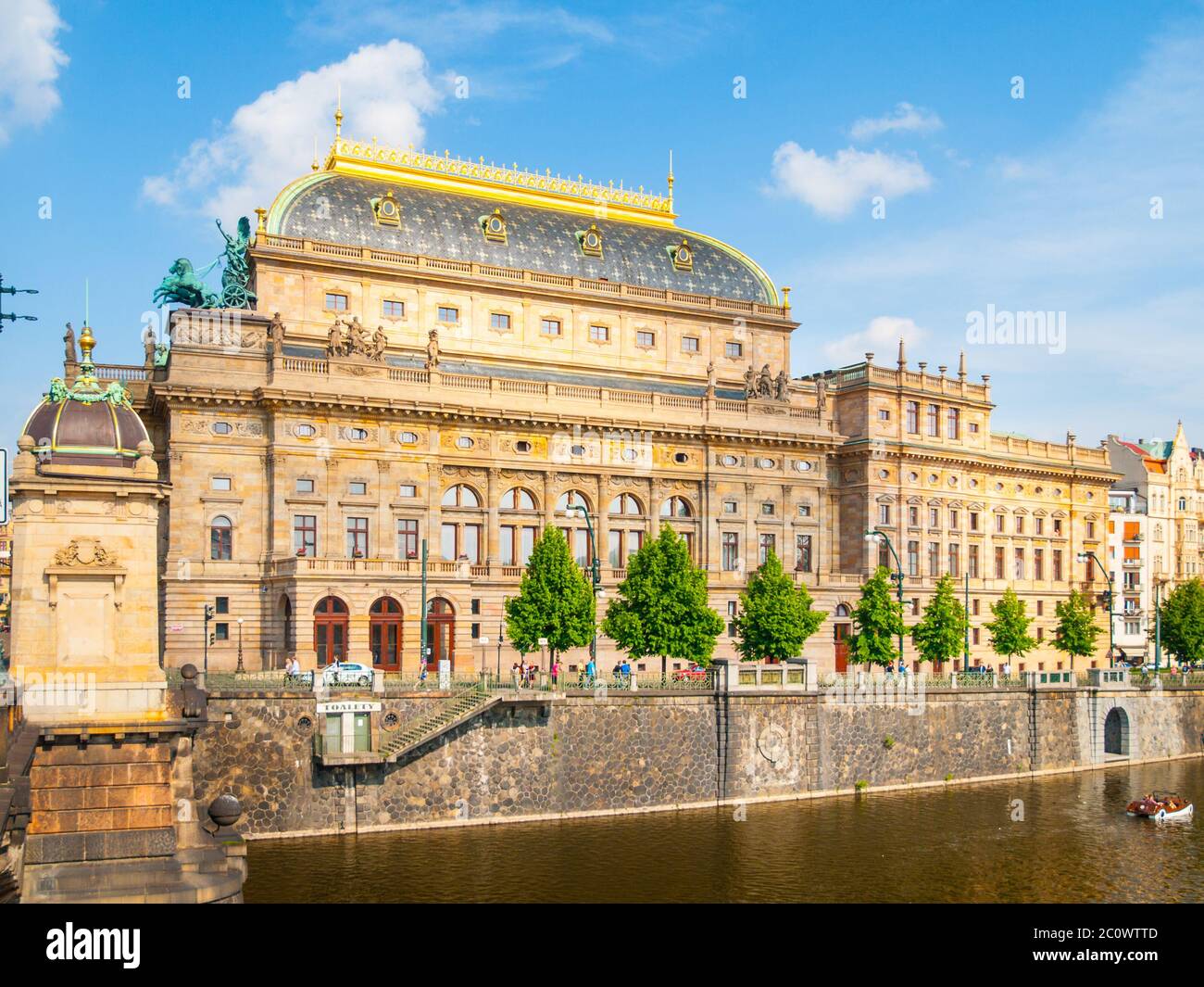 Tschechisches Nationaltheater am sonnigen Sommertag, Tschechische Republik Stockfoto