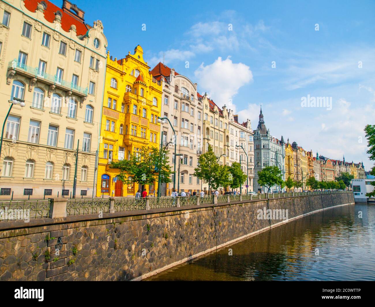 Bunte Hausarbeiten auf Masaryk Damm oder Masarykovo nabrezi, in der Altstadt von Prag, Tschechische Republik Stockfoto