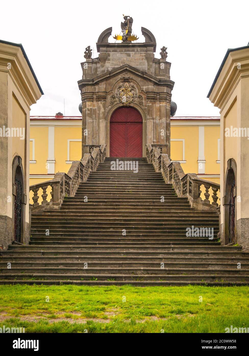Schöne Treppe und Eingangstor zum Kloster und Wallfahrtsort auf dem Berg der Heiligen Mutter, Horni Hedec, Tschechische Republik Stockfoto