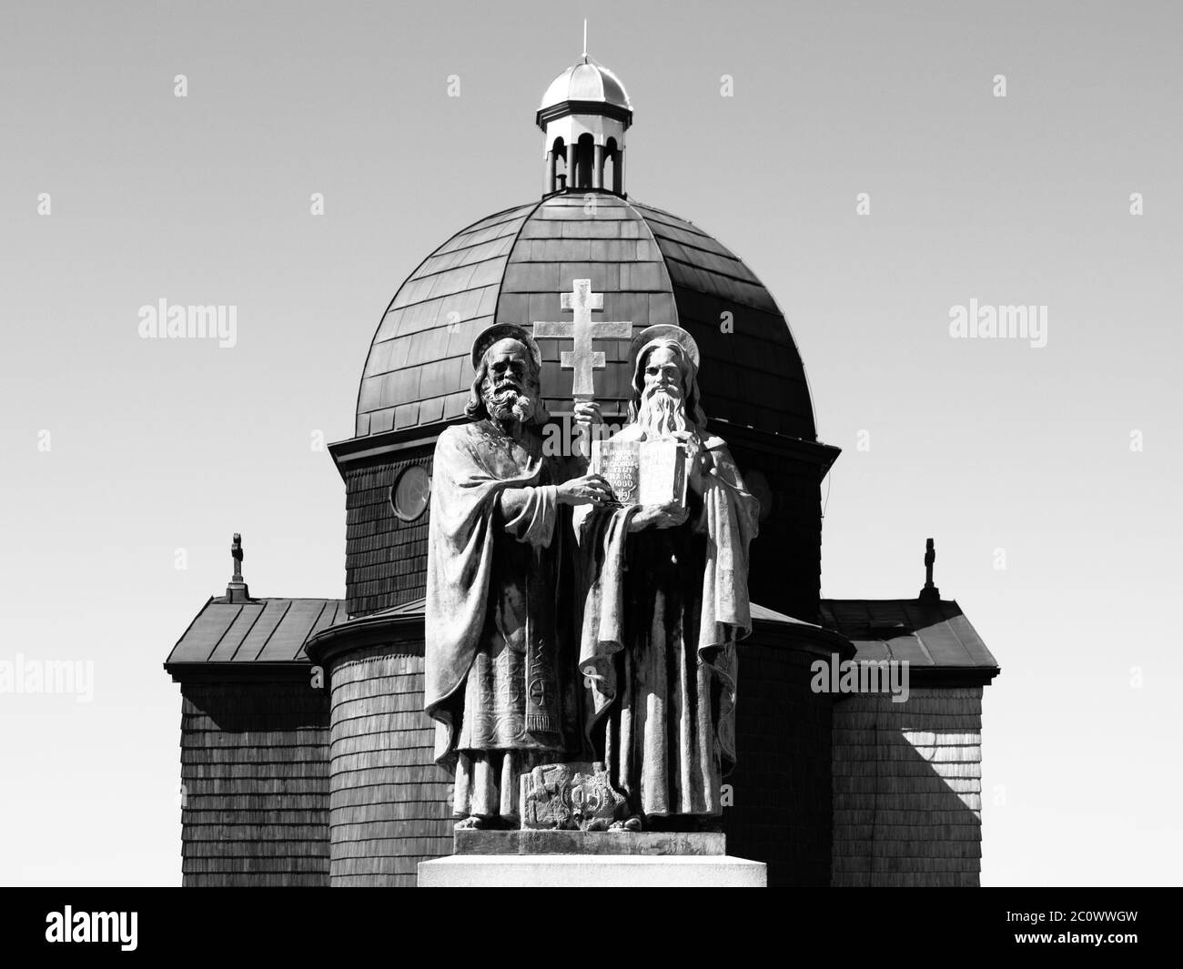 Religiöse Statue und Holzkapelle des Heiligen Kyrill und Methodius auf dem Radhost Berg in Beskids, aka Beskiden, Tschechische Republik . Schwarzweiß-Bild. Stockfoto