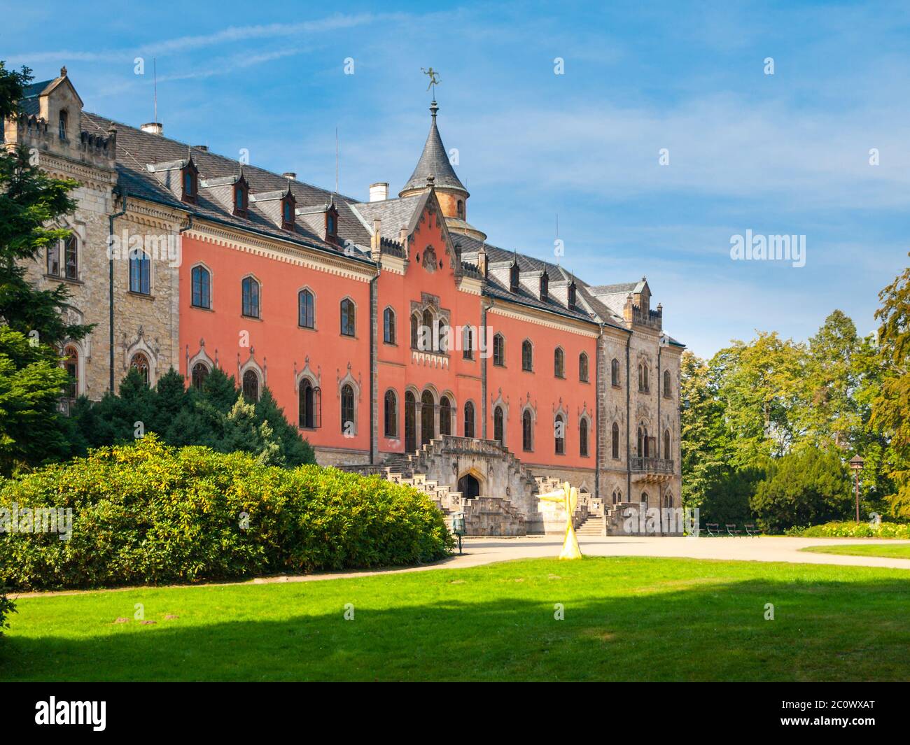 Sychrov Castle mit typisch rosafarbener Fassade. Schloss im neugotischen Stil mit schönem park im englischen Stil. Böhmisches Paradies, Tschechien Stockfoto