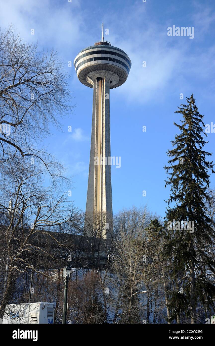 Der Skylon Tower vom Niagara Parkway aus gesehen. Stockfoto