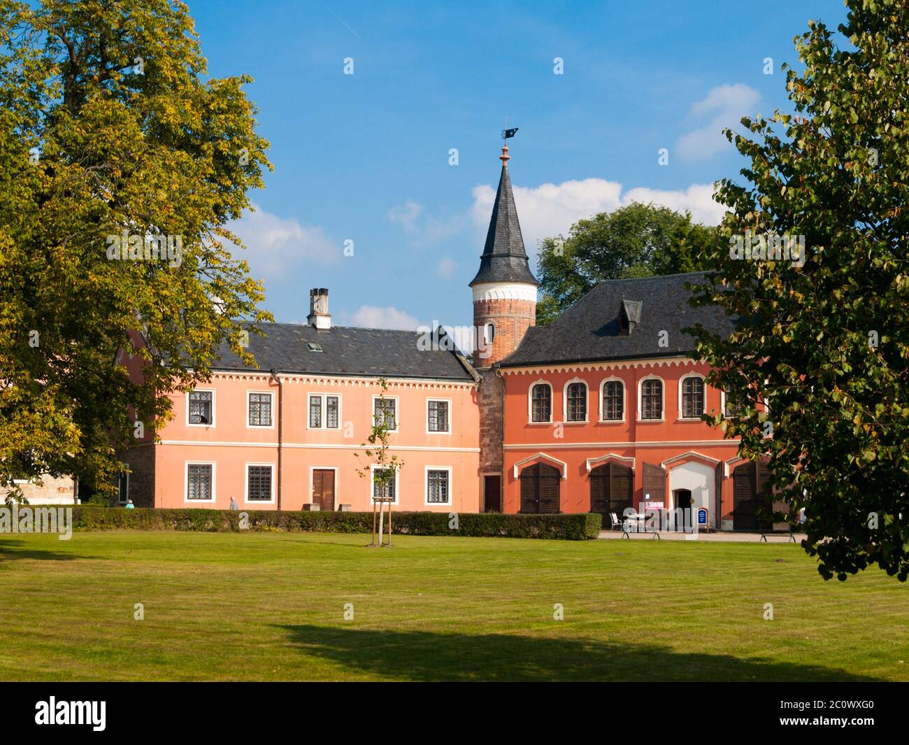 Sychrov Castle mit typisch rosafarbener Fassade. Schloss im neugotischen Stil mit schönem park im englischen Stil. Böhmisches Paradies, Tschechien Stockfoto